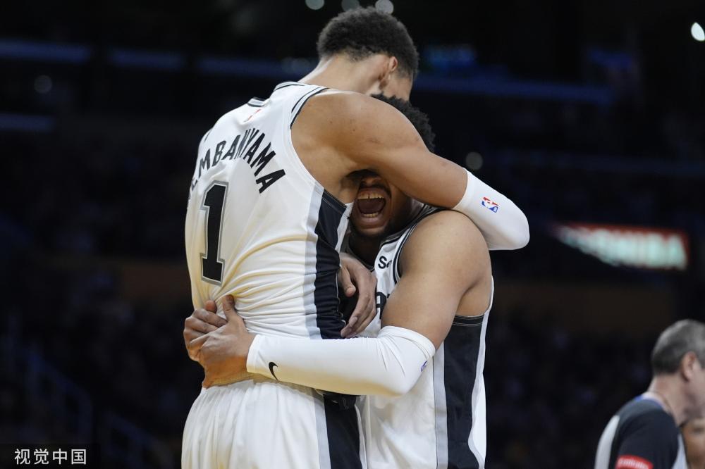 充满自信地 充满自信地